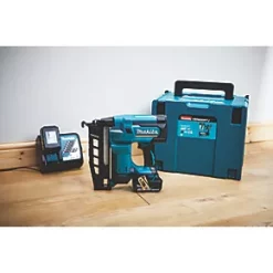 Makita DBN600RTJ 64mm 18V 2 x 5.0Ah Li-Ion LXT Second Fix Cordless Nail Gun 10 Makita DBN600RTJ 64mm 18V 2 x 5.0Ah Li-Ion LXT Second Fix Cordless Nail Gun -Collated Nails Shop 188KR A4